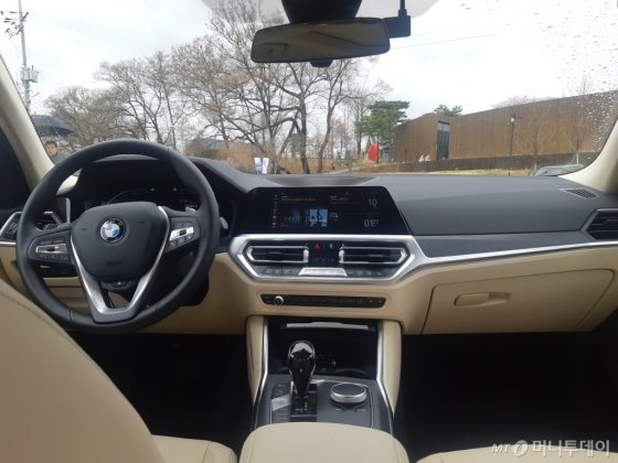 BMW 7세대 3시리즈 가솔린 모델 330i xDrive 럭셔리 차량 내부 모습. /사진=이건희 기자