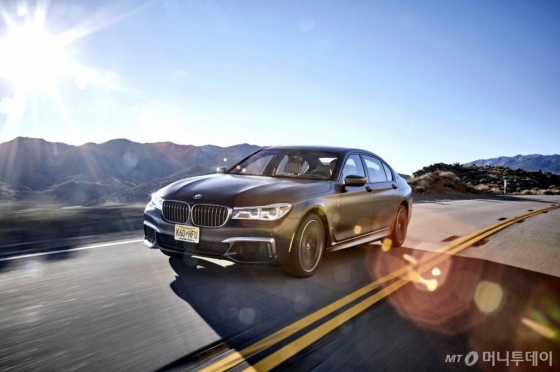 BMW 뉴 M760Li xDrive가 도로를 달리고 있다./사진=BMW그룹 코리아