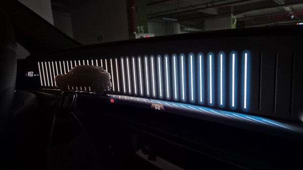 시동 켜기 전 리릭에 탑승했을 때 1열 33인치 커브드 어드밴스드 LED 디스플레이에 표시되는 화면. / 사진=최동훈 기자