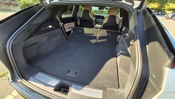 리릭의 2열 시트를 앞으로 접은 후 확보한 실내공간. 리릭의 적재 용량은 트렁크 793ℓ, 2열 시트 폴딩시 1772ℓ에 달한다. / 사진=최동훈 기자