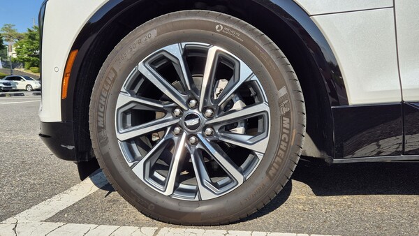 리릭에 장착된 미쉐린 프라이머시 올시즌 20인치 타이어. / 사진=최동훈 기자