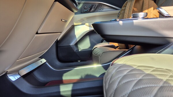 리릭의 1열 중앙 하단에 마련된 수납공간. / 사진=최동훈 기자