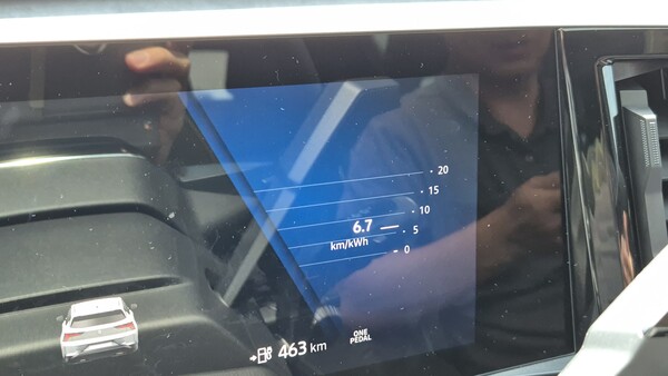 세닉 주행 후 계기반에 전비 6.7㎞/㎾h가 표시되고 있다. / 사진=최동훈 기자