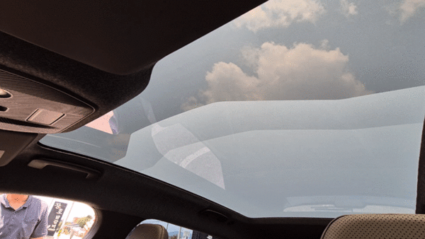 세닉 전 트림에 선택 장착 가능한 솔라베이 파노라믹 선루프. 투명도를 조절하는 방식으로 햇빛과 자외선을 차단한다. / 사진=최동훈 기자