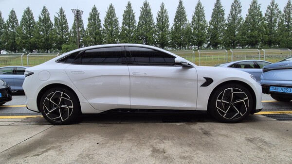 BYD 씰의 측면부. 쿠페 형태를 갖춘 씰은 공기저항계수 0.219Cd를 달성해 비교적 높은 주행 효율과 구동력을 달성했다. / 사진=최동훈 기자