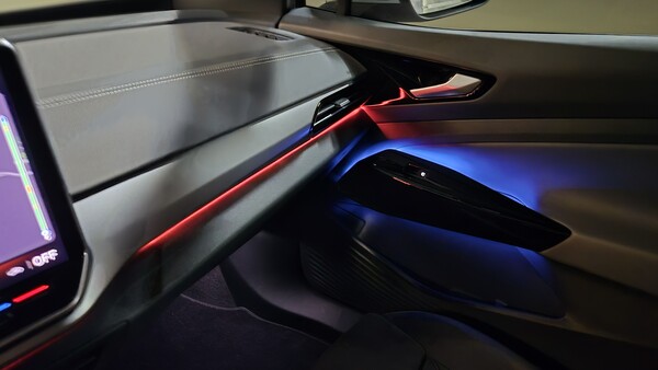 ID.5 1열 동승석에 앰비언트 라이트가 켜져 있다. / 사진=최동훈 기자