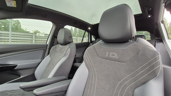 ID.5의 1열 인조가죽 시트. / 사진=최동훈 기자