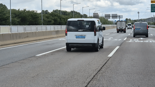 PV5 패신저 모델이 공도를 달리고 있다. / 영상=최동훈 기자