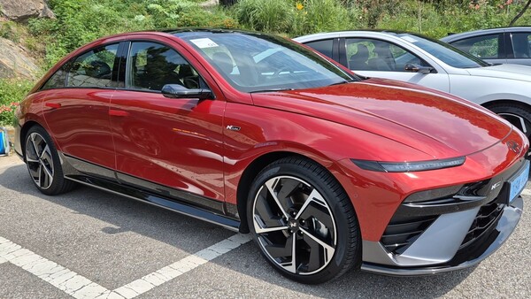 현대자동차 고성능 브랜드 N의 디자인 요소가 가미된 더 뉴 아이오닉6 N 라인. / 사진=최동훈 기자