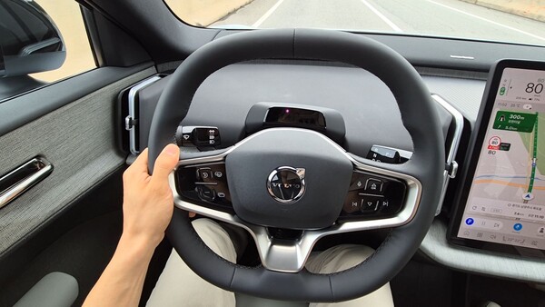 EX30 CC의 운전석. 계기반, 헤드업디스플레이 없이 1열 센터 디스플레이로 각종 정보를 확인하고 기능을 제어할 수 있다. / 사진=최동훈 기자