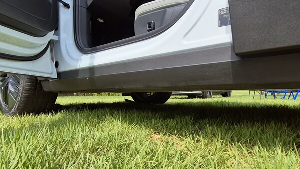 지상에서 올려다본 EX30 CC. 지상고가 EX30 보다 19㎜ 길어졌다. / 사진=최동훈 기자