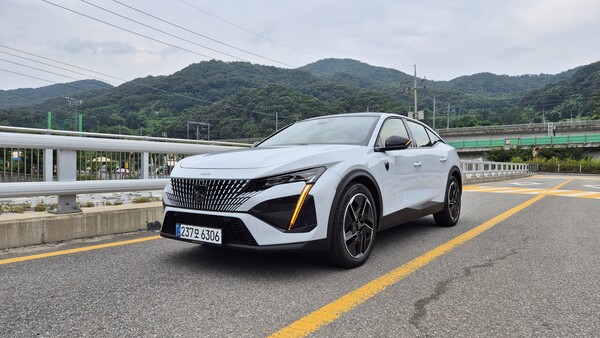 스텔란티스 코리아의 중형 하이브리드 CUV 모델인 푸조 408 스마트 하이브리드. / 사진=최동훈 기자