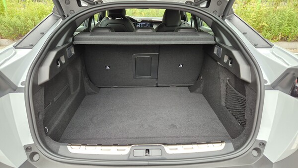 푸조 408 스마트 하이브리드의 트렁크. / 사진=최동훈 기자