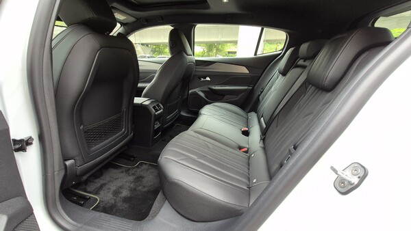 푸조 408 스마트 하이브리드의 2열 전경. / 사진=최동훈 기자