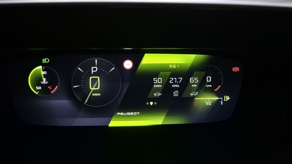 푸조 408 스마트 하이브리드의 계기반에 연비 21.7㎞/L가 표시되고 있다. / 사진=최동훈 기자