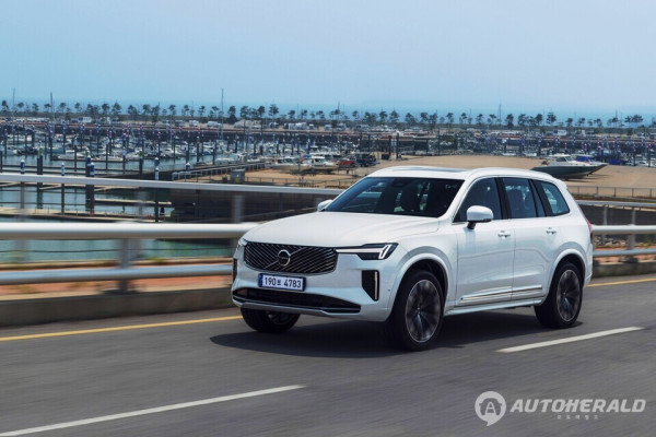 최고출력 300마력을 발휘하는 마일드 하이브리드 B6 트림은 부드러운 출발, 매끄러운 가속과 함께 에어 서스펜션과 4C 섀시로 부드러운 승차감을 제공한다. (볼보자동차 코리아)