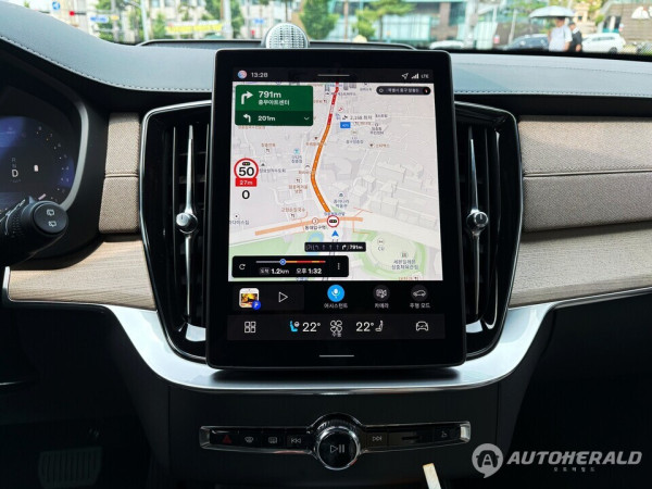 부분변경 XC90는 한국형 인포테인먼트의 기능 개선은 물론 터치 반응 속도가 놀랍도록 빨라지면서 UX 만족감을 극대화했다. (오토헤럴드 김흥식 기자)