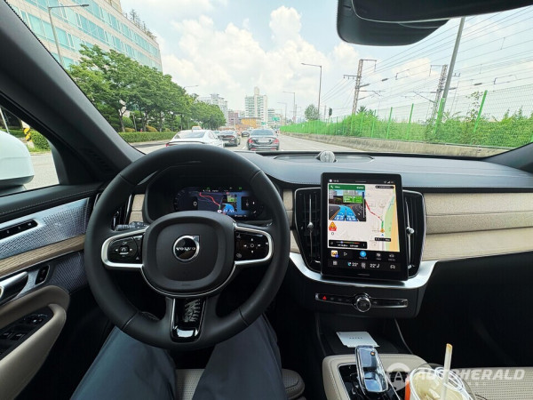 부분변경 볼보 XC90의 가격은 마일드 하이브리드 B6 AWD Plus 트림 8820만 원, 플러그인 하이브리드 T8 AWD Ultra 1억 1620만 원이다. (오토헤럴드 김흥식 기자)