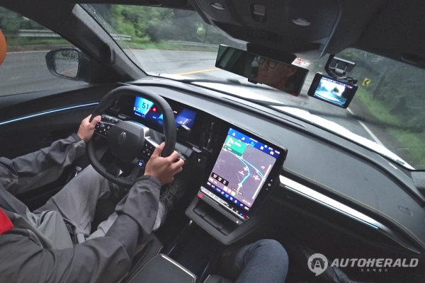 우천 상황에서도 여유롭고 안정적인 주행 질감을 발휘하는 세닉 E-Tech. (오토헤럴드 김훈기 기자)