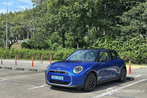 미니 브랜드 일렉트릭 쿠퍼 SE는 개성 넘치는 디자인과 부족함 없는 주행 성능이 매력이다(오토헤럴드 김훈기 기자)