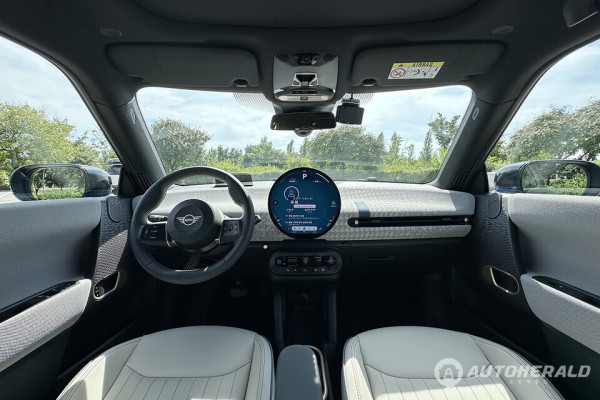 실내는 미니 브랜드 특유의 독특한 디자인이 반영됐다(오토헤럴드 김훈기 기자)