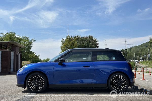 완충시 300km 주행가능거리에 대한 아쉬움은 주행의 즐거움으로 상쇄된다(오토헤럴드 김훈기 기자)