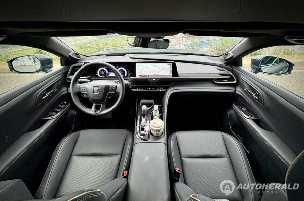 운전자 중심의 ‘아일랜드 아키텍처’ 콘셉트가 적용된 크라운의 실내. 12.3인치 디지털 클러스터와 인포테인먼트 디스플레이를 일체감 있게 배치해 미래지향적 분위기를 연출한다.(김흥식 기자)