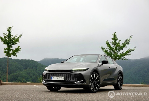 전용 왕관 엠블럼과 해머헤드(Hammer Head) 디자인이 강조된 전면부. 날렵한 LED 헤드램프와 와이드한 그릴이 플래그십 모델다운 위엄을 보여준다.(김흥식 기자)