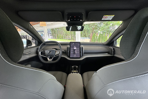 실내는 미니멀함이 특징으로 편안한 분위기를 연출했다(오토헤럴드 김훈기 기자)