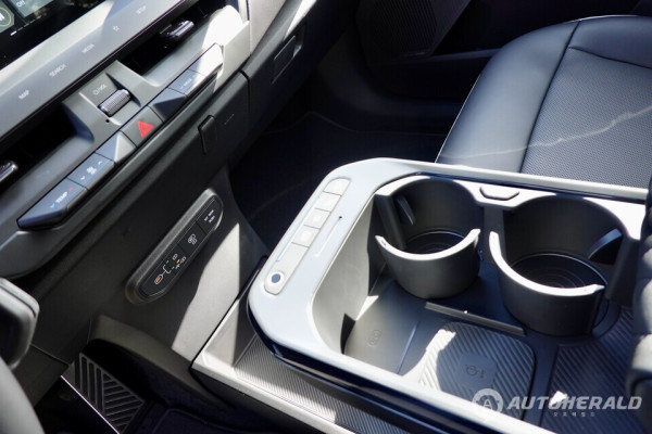  EV5는 자주 쓰는 기능을 물리 버튼으로 남겨두고  확장형 센터콘솔과 2열 슬라이딩 암레스트로 사용 편의성을 높였다.(김흥식 기자)