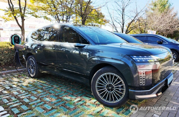 완속 충전 중인 현대차 아이오닉 9. 배터리를 76% 채우고 주행 가능 거리 403km의 상태에서 리젠 하이퍼 마일링에 도전했다. (김흥식 기자)