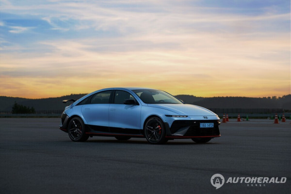 노을빛이 드리운 HMG 드라이빙 익스피리언스 센터 트랙 위에서 아이오닉 6 N이 고요한 긴장감 속에 출발을 기다리고 있다. (현대자동차)