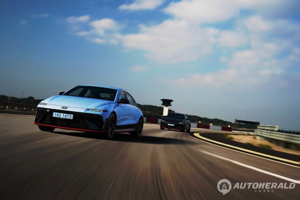 낮은 자세로 트랙을 가르며 정밀한 조향 응답성을 드러내는 아이오닉 6 N. (현대자동차)