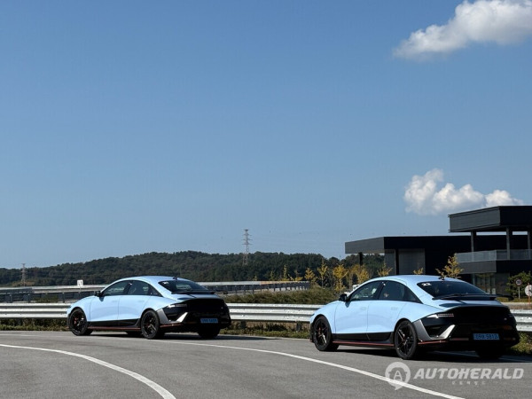 서킷 진입을 기다리고 있는 아이오닉 6 N. 리어 윙과 디퓨저가 강조된 후면 라인은 전동화 N의 공격적인 실루엣을 보여 준다. (김흥식 기자)