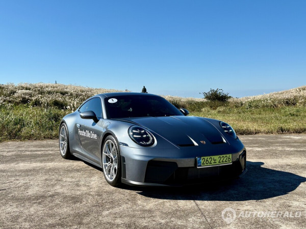 포르쉐 911 GT3.  포르쉐 올레 드라이브는 제주의 아름다운 해안, 와인딩 도로 등 정해진 시간(3시간)에 자유롭게 시승이 가능하다. (김흥식 기자)