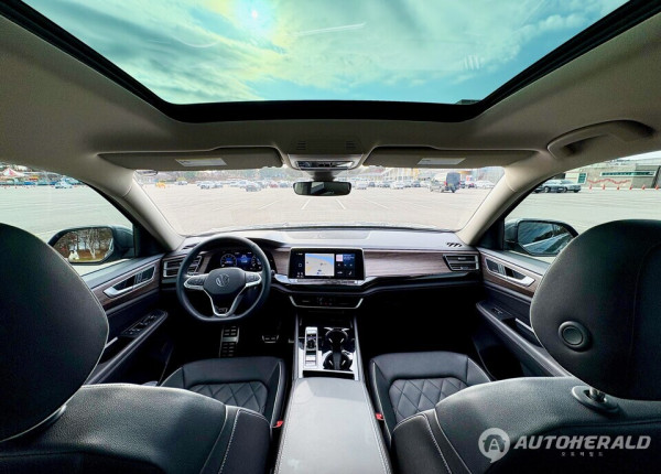 파노라마 선루프가 시원하게 펼쳐진 운전석. 수평형 대시보드와 우드 패널이 안정감을 더한다.(오토헤럴드 김흥식 기자)