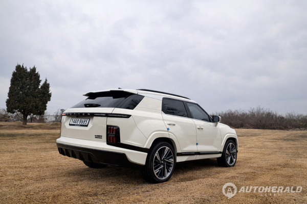 수직형 리어 램프와 간결한 테일 디자인이 존재감을 강조하는 액티언 하이브리드의 후면.(오토헤럴드 김흥식 기자)