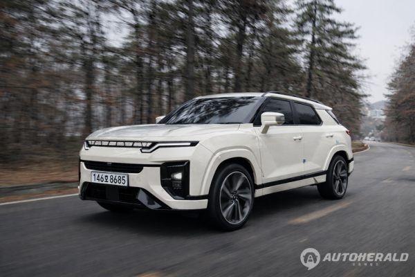 주행 중에도 차체의 안정감이 또렷한 액티언 하이브리드. 전기모터 중심의 부드러운 가속과 정숙성을 발휘한다.(AI로 연출한 이미지)