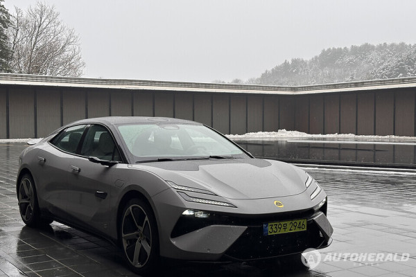 경량 스포츠카 브랜드로 기억되던 로터스는 이제 럭셔리 전기 GT 세단이라는 새로운 영역에 도전하고 있으며, 그 중심에 