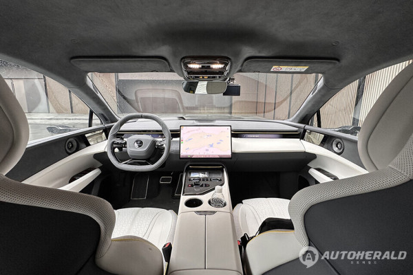 에메야 실내는 로터스가 지향하는 새로운 브랜드 방향성을 가장 직관적으로 보여준다(오토헤럴드 김훈기 기자)