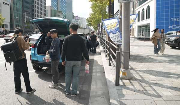 시승 참가자들이 서울 강남구 도산대로에 위치한 GM 통합 브랜드 공간 더 하우스 오브 지엠 앞에서 트레일블레이저에 탑승하고 있다. / 사진=GM 한국사업장